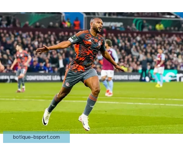 卡埃比欧联赛半决赛首回合对阵维拉上演精彩戴帽表现